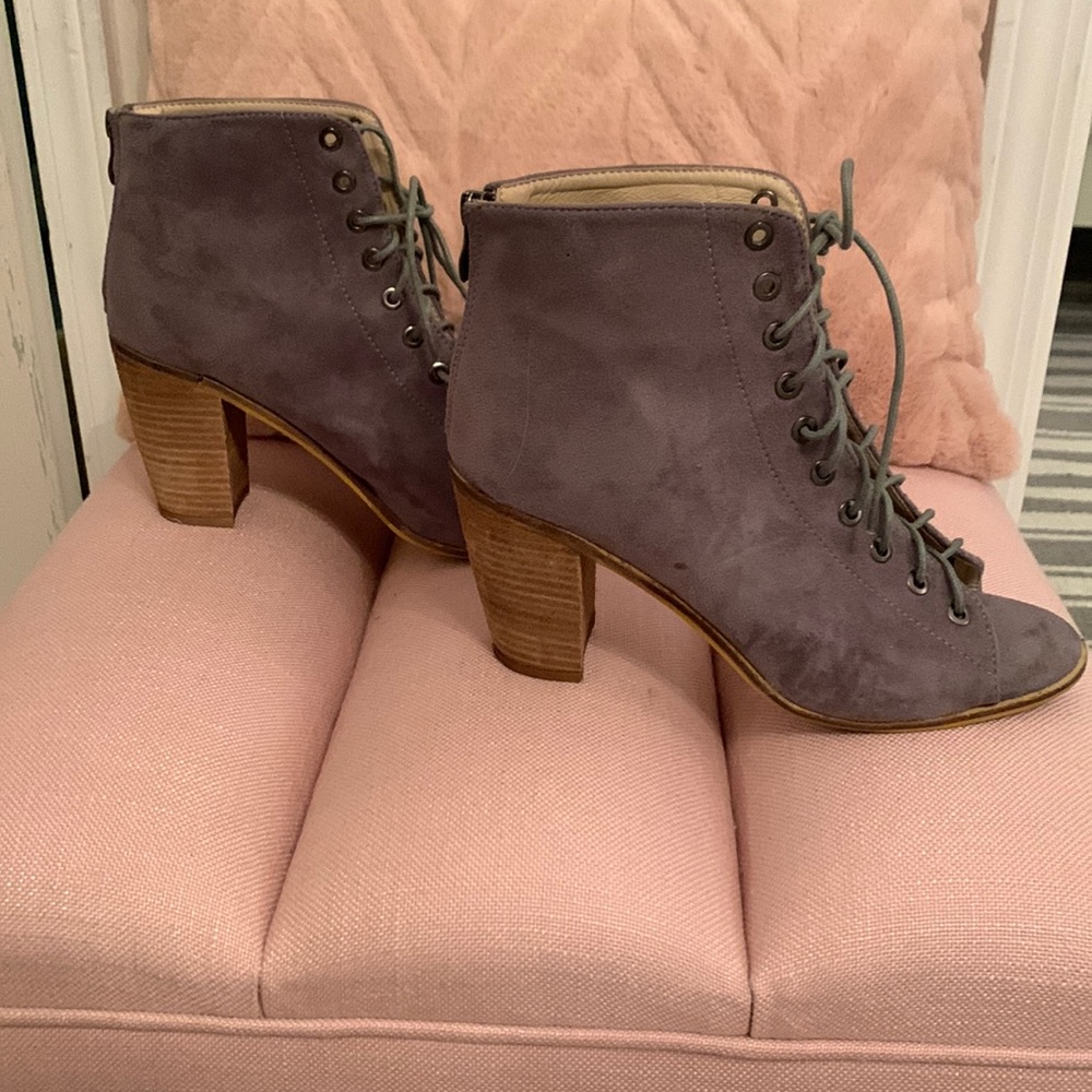 Lace up ankle bootie’s